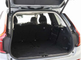 ラゲッジスペースには、後席シートバックを立てた状態で708Lの空間が確保されています。出先で乗員が増えた際には左右独立のサードシートをワンタッチで立ち上げ可能です。