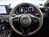 ハンドル左側にはオーディオ操作が出来るオーディオリモートコントロールスイッチ、右側にはHonda SENSINGとオートクルーズコントロールのスイッチを装備!
