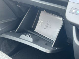 助手席前にはグローブボックスとトレイ部もあり収納に便利です。