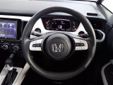 ハンドル左側にはオーディオ操作が出来るオーディオリモートコントロールスイッチ、右側にはHonda SENSINGとオートクルーズコントロールのスイッチを装備!