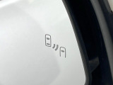【ブラインドスポットモニター】走行中、ドアミラーの死角になりやすい箇所に後続車が接近するとサイドミラーのレンズに警告を表示!ドライバーに注意喚起をしてくれます。