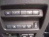 運転席右側には電動スライドドア等の各種スイッチがまとめられています!