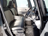 フロントシートはベンチシートです、運転席と助手席の移動が簡単です。真ん中にはアームレストも装備されています! また運転席シートの高さも調整できます。