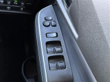 【電動格納ミラー】運転席のスイッチで、ドアミラーの開閉や角度の調整ができます。