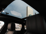 明るく開放的な光を生み出し広々とした空間を演出するパノラミックルーフ!ダークティンテッド強化ガラスは快適な車内温度を維持し日差しの影響を抑えるとともにプライバシーを保つ。電動サンブラインドも装備!