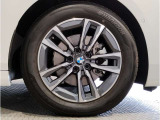 【BMWアロイホイル】軽量かつ強度に拘ったアロイホイル。走行性能ポテンシャルを引き出す設計。車の足元を引き締めてくれる大きなポイントはアロイホイルです。