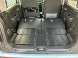 後席を全て倒して、荷物専用のスペースにした状態です。これなら長いものも積めますし、ご旅行や趣味に活用できますね。