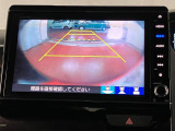 【バックカメラ】 駐車時に車両後方の様子を見ることができるので、運転の不安を軽くします。