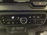 セレクトレバーの左上にプラズマクラスター付き・オートエアコンがついてますので簡単操作で快適に過ごせます。シートヒータースイッチ内蔵で前席の左右別々に2段階で温度設定ができます。