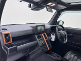 ダイハツのお店では、ダイハツ車を知り尽くしたプロフェッショナルが、専用の診断機器を使って各システムを点検しております。