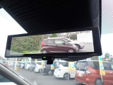スマートルームミラーがリヤカメラで車両後方の映像ルームミラー表示しをクリアな後方視界を確保してくれます。