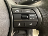 ハンドルにHondaセンシング系のクルーズコントロールやレーンキープアシストなどの操作スイッチが装備されています。ハンドルから手を離さず安全に操作できます。