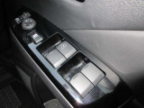 全席パワーウィンドウとなっています。運転席はオートになっているのでワンタッチ開閉することが出来ます。