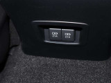 後部座席の方が携帯等で充電できるよう、USB端子の挿入口が2個あります。