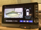 リバースギアに入れるだけで後方の表示へ切り替わります。夜間や雨の日の駐車も楽になりますよ。