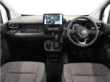 視界広々で運転しやすくロングドライブでも疲れを感じさせないすっきりとまとまったインパネ周りです。