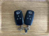 【スマートキー】 スマートキーを携帯していれば、ドアハンドルのボタンを押してロックの解除ができ、パワースライドドアもワンタッチで開閉できます