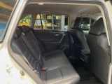 後部座席も気になるようなキズ・汚れやへたり等、大きなダメージはなく、良好な状態です。
