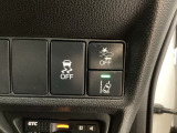 衝突の危険がある時に警告してくれる衝突軽減ブレーキ。車線を外れそうな時に警告し、ステアリング制御してくれる路外逸脱制御機能搭載!