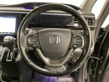ハンドルにHondaセンシング系のクルーズコントロールやレーンキープアシストなどのスイッチと、オーディオの操作スイッチが装備されています。ハンドルから手を離さず安全に操作できます。