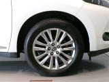 純正のアルミホイール装着車です。タイヤサイズは235/55R18です。