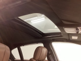 サンルーフが装備されています。外からの光を取り込めるので気持ちがいいですね。