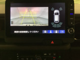 バックでの車庫入れも安心です! リアカメラが付いているバックモニター付のナビを装備しております。バンパーについているソナーや、操作線もついており距離感も画面から確認できます。