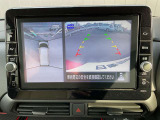 空から見ているような視点で周囲が確認できるアラウンドビューモニター、見下す映像によって縦列駐車もラクラク、ビュー切り替えで後方や左サイドの死角もこわくない!もちろんナビ画面への表示もできます。