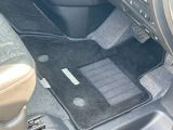 純正フロアマットも装備。複雑なフロア形状にもぴったりフィットです