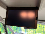 【純正11型フリップダウンモニター】大画面モニターで後席でもエンタメをお楽しみいただけます。小さなお子様にも大人気の装備です♪