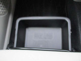 助手席下の収納スペース