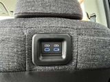 後席充電用USB端子付き。スマートフォンなどの充電に便利です。(運転席背面)