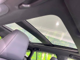 【調光パノラマルーフ】車内の解放感が一気に上がる大型パノラマルーフに調光機能がプラス!日差しが強い時、シェードを閉めなくてもガラスの透明度を調整することで心地よい明るさに♪