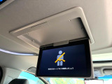 【フリップダウンモニター】大画面モニターで後席でもエンタメをお楽しみいただけます。小さなお子様にも大人気の装備です♪