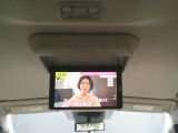 後席モニターがついていますので、後席に座った方も、テレビをみることができます