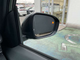 ミラーについたランプで車線変更や前向き駐車の出庫時にサポートしてくれます。