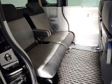 リアシートは足元も広々していて足を組めるほど余裕があります!又背もたれを左右別々に倒せるので長い物でも積めます。