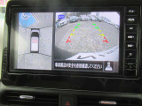 【アラウンドビューモニター装備】 バックカメラによる後方の確認だけでなく4つのカメラで真上から見ている様に周囲360度を写し出し、自車周辺の詳細な状況を確認出来ます。狭い場所での取り回しも安心です。
