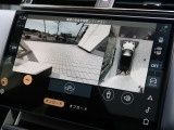 ボディの目立たない位置に設置された4台のデジタルカメラにより、車の周囲360度のオーバーヘッドビュー表示。それぞれのカメラを単独もしくは2か所表示することも可能。狭い場所や出入口なども安心できます!