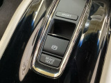 セレクトレバーの下に電子制御パーキングブレーキがあります。スイッチひとつで、停車した地点の傾斜などをシステムが検知・判断してブレーキ力を自動的に最適制御し、しっかり停車できるパーキングシステムです。