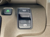セレクトレバーの右に電子制御パーキングブレーキがあります。スイッチひとつで、停車した地点の傾斜などをシステムが検知・判断してブレーキ力を自動的に最適制御し、しっかり停車できるパーキングシステムです。