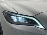 【LEDヘッドライト】悪天候や夜間走行時も良好な視界を確保し安心して運転できる高輝度LEDヘッドライトを装備!点灯速度が早く、消費電力も抑えられています。