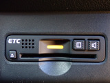 ■【ETC車載器】が装備されています。セットアップをしてお渡しとなり、ETCカードを差し込むだけで高速道路の利用が可能です。