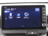 ナビでは、Bluetoothでハンズフリー通話や音楽再生が可能。リアルタイム交通情報を取得でき、メニューカスタマイズで画面表示も自分好みに設定できます。