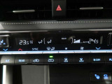 左右独立温度コントロールフルオートエアコンです。運転席、助手席それぞれで独立して温度設定ができます。冷え性の方が乗っても安心ですね♪