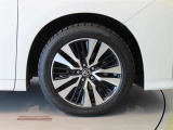 純正のアルミホイール装着車です。タイヤサイズは235/50R18です。