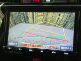 【バックカメラ】駐車時に後方がリアルタイム映像で確認できます。大型商業施設や立体駐車場での駐車時や、夜間のバック時に大活躍!運転スキルに関わらず、今や必須となった装備のひとつです!