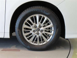 純正のアルミホイール装着車です。タイヤサイズは225/60R17です。