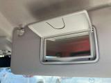 サンバイザーには、バニティーミラー付きです