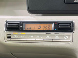 【オートエアコン】一度お好みの温度に設定すれば、車内の温度を検知し風量や温度を自動で調整。暑い&hellip;寒い&hellip;と何度もスイッチ操作をする必要はありません。快適な車内空間には必須の機能ですね♪
